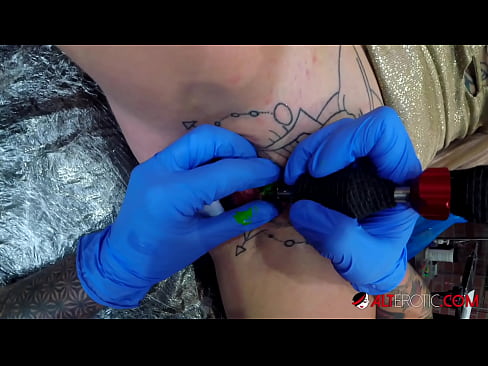 ❤️ Tsis tshua muaj tattooed hottie Sully Savage tau txais tattoo ntawm nws clitoris ☑ Anal video ntawm porn hmn.rionews.top Ib ❤